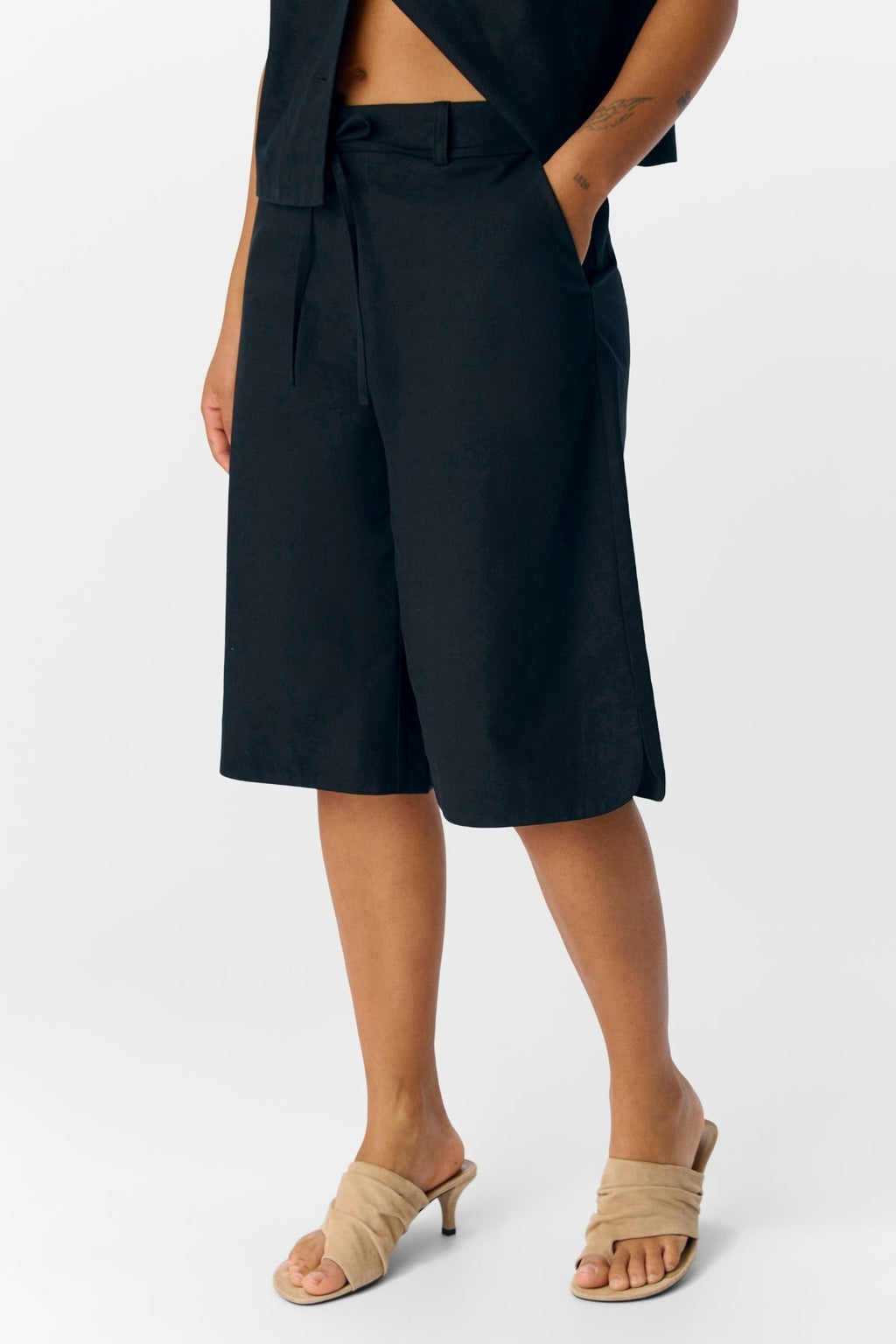 Aura Bermuda Shorts - Black