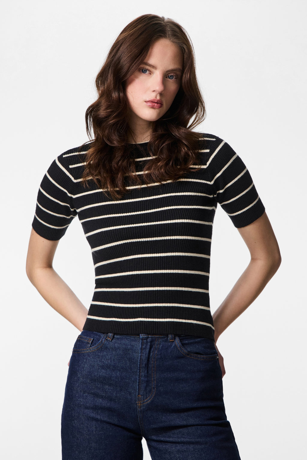 Mira pletivo s O-izrezom - crna breza