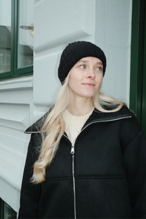 Rebrasta kapa - crna