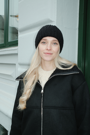 Rebrasta kapa - crna