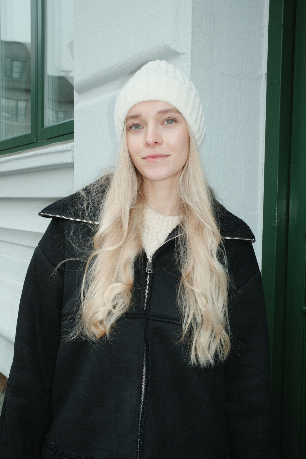 Beanie iomaireach - beige éadrom