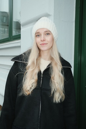 Beanie iomaireach - beige éadrom