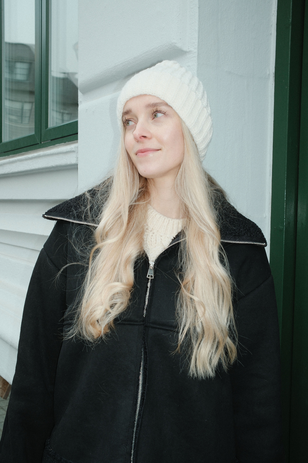 Beanie iomaireach - beige éadrom