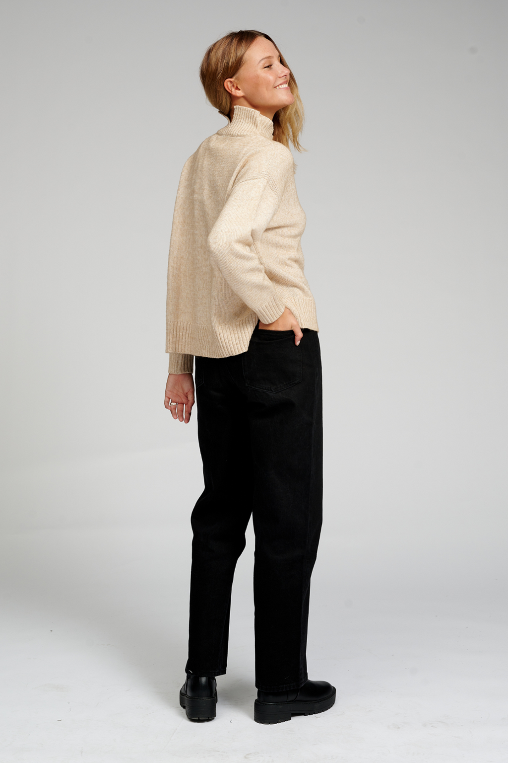 Geansaí polo -neck cniotáilte ró -chniotáilte - beige