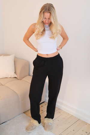 Essential tepláky - čierne