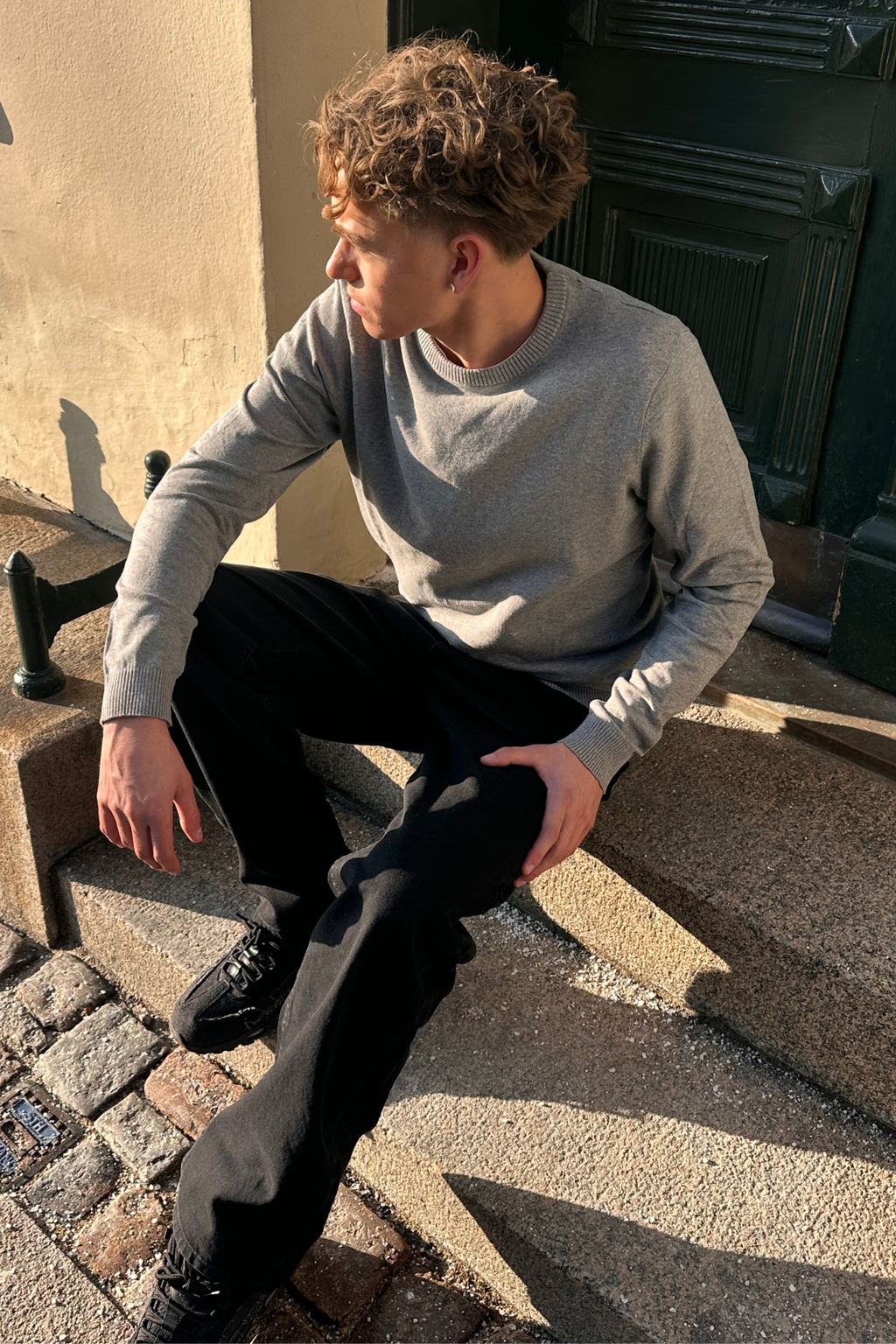 Pulover s okruglim ovratnikom - sivi melanž