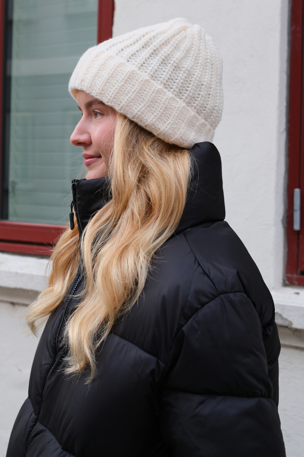 Beanie iomaireach - beige éadrom