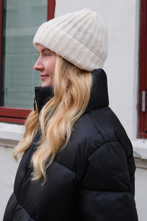 Beanie iomaireach - beige éadrom