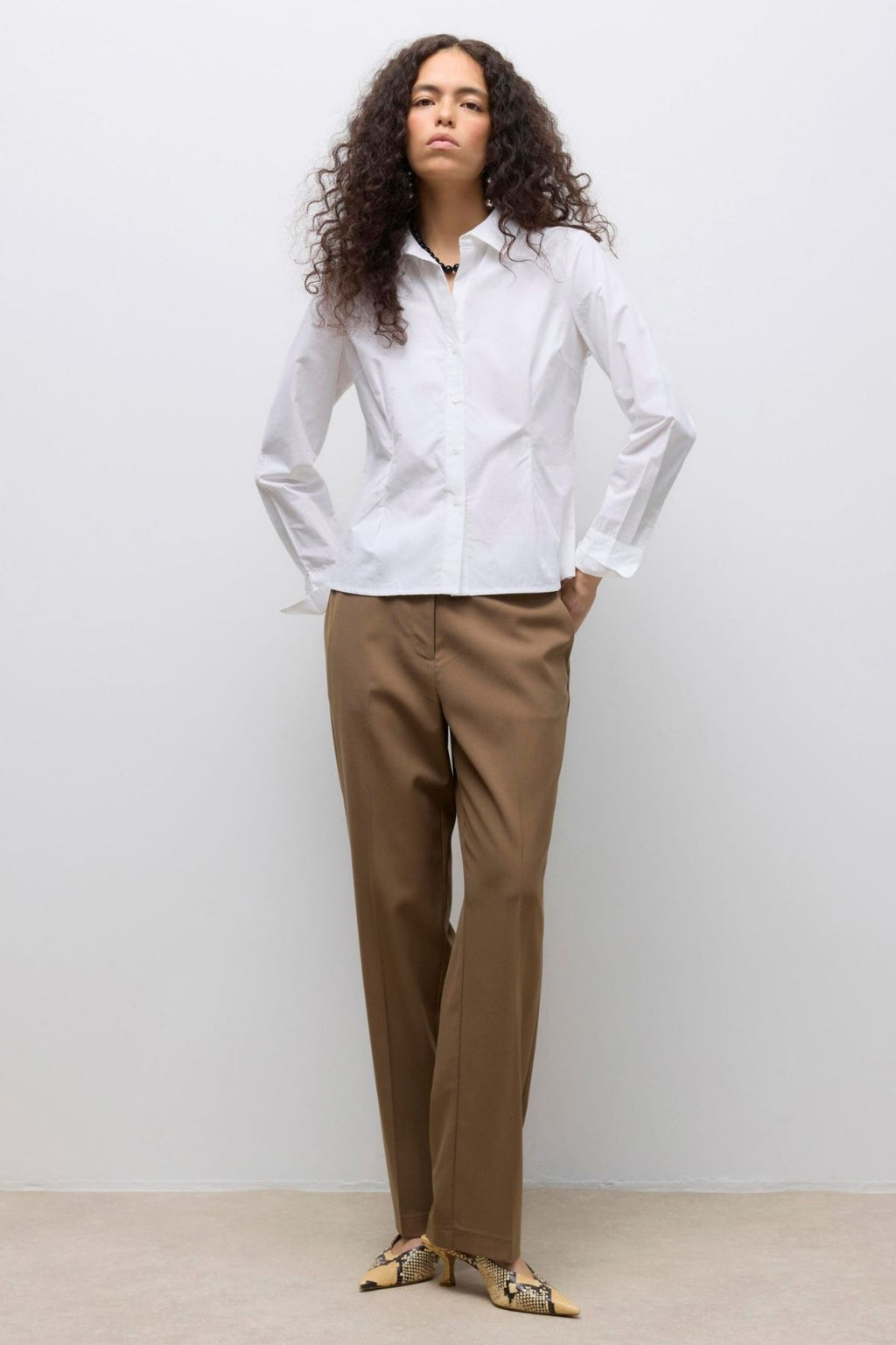 Tričko s krkom na V -krk - jasne biela