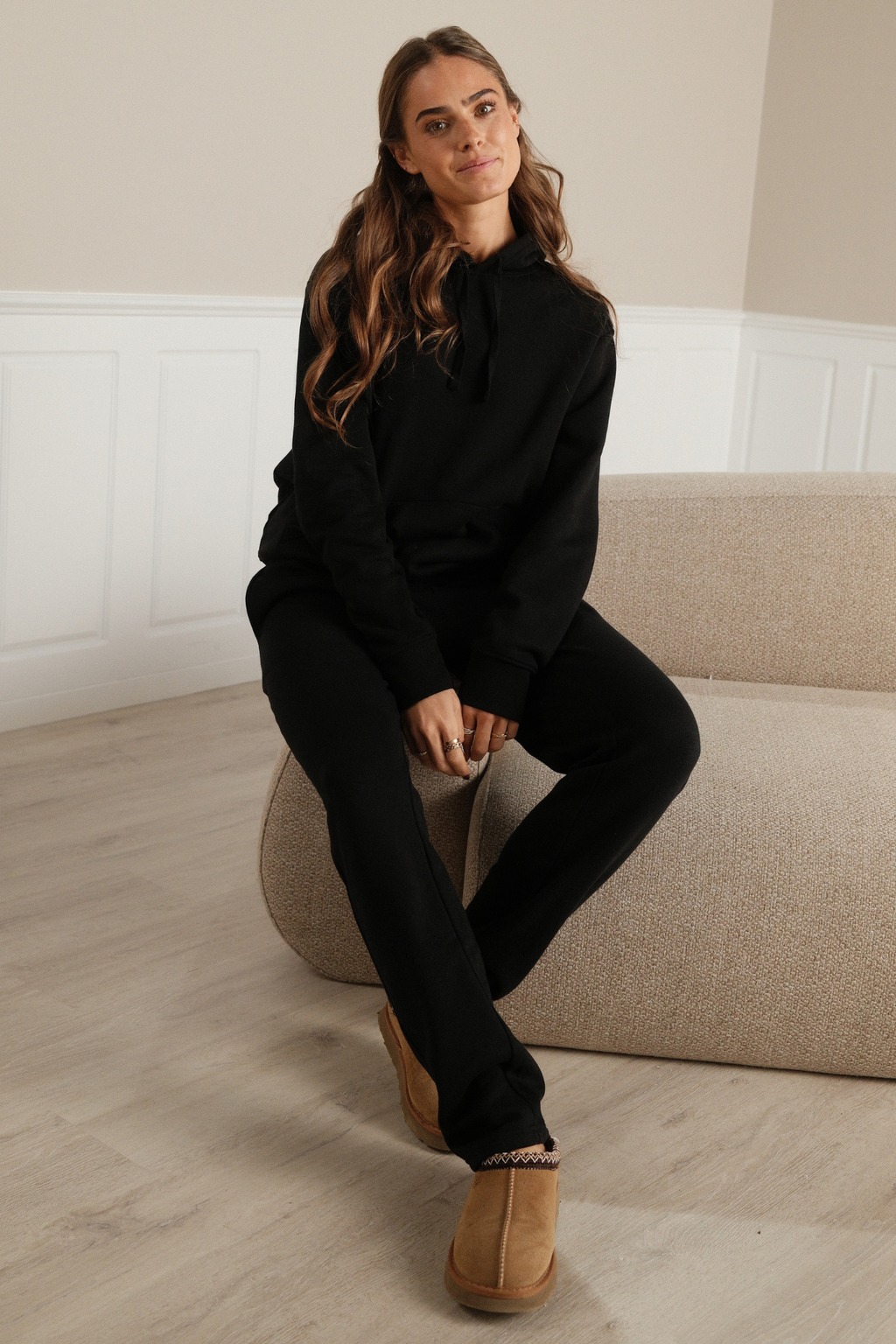 Základná dámska mikina s kapucňou – čierna