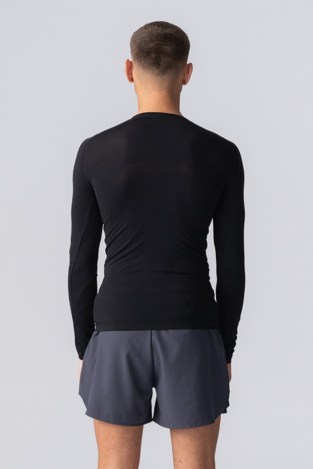 T -léine muinchille fada príomha - dubh