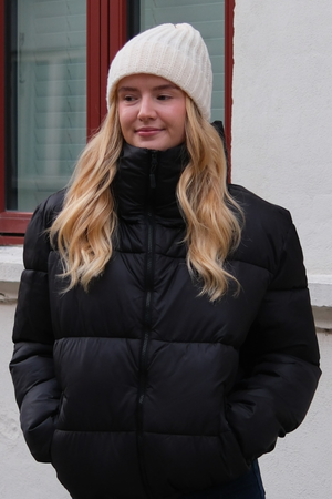 Beanie iomaireach - beige éadrom