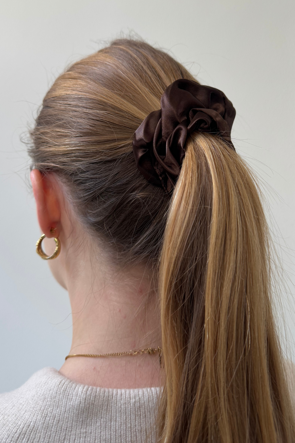 Satin Scrunchie - tmavohnedá
