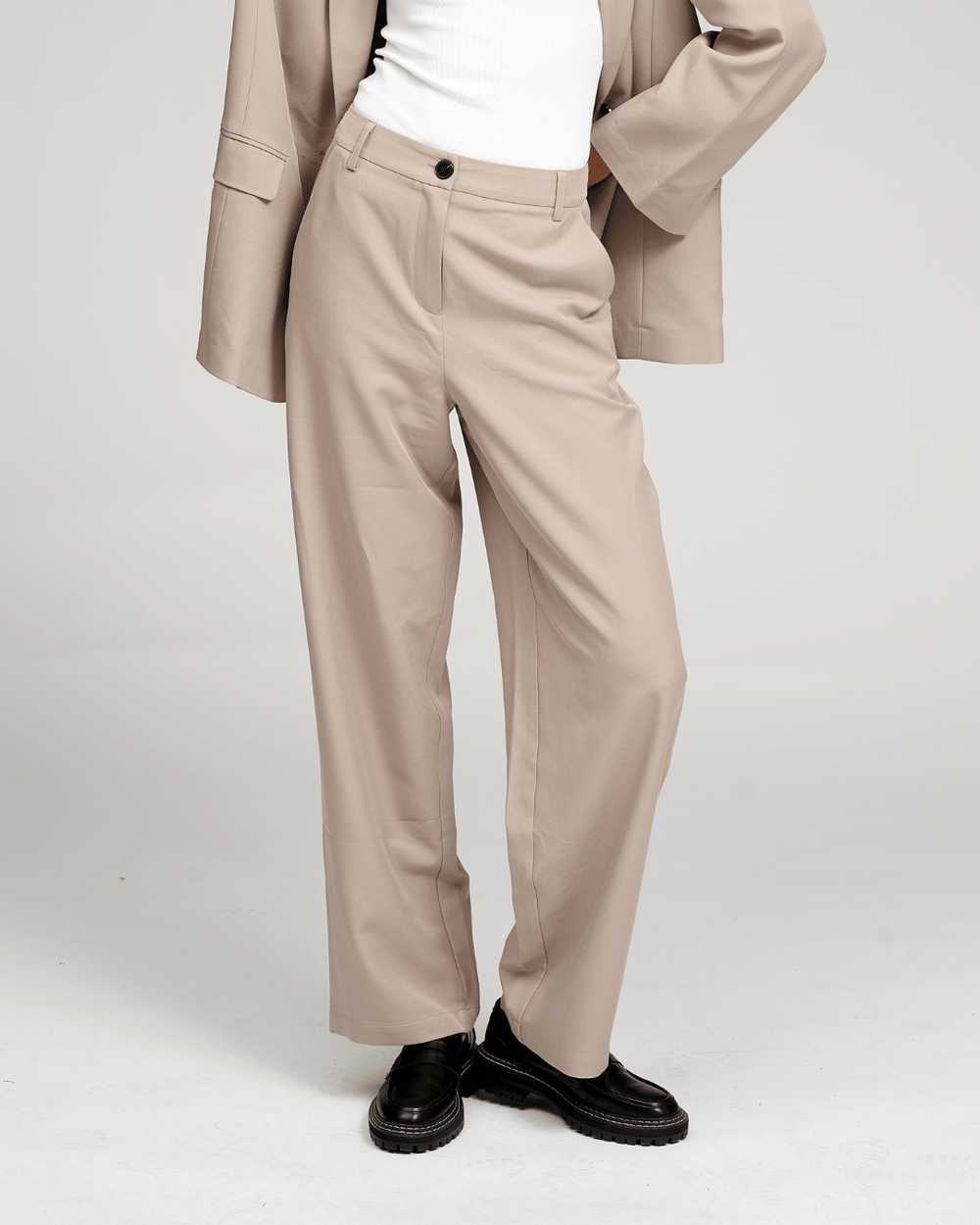 5. Prilagođene hlače za sofisticiranu eleganciju
