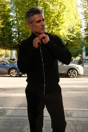 Sveter na zips - čierny