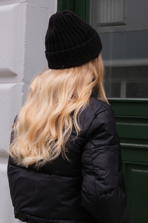 Rebrasta kapa - crna