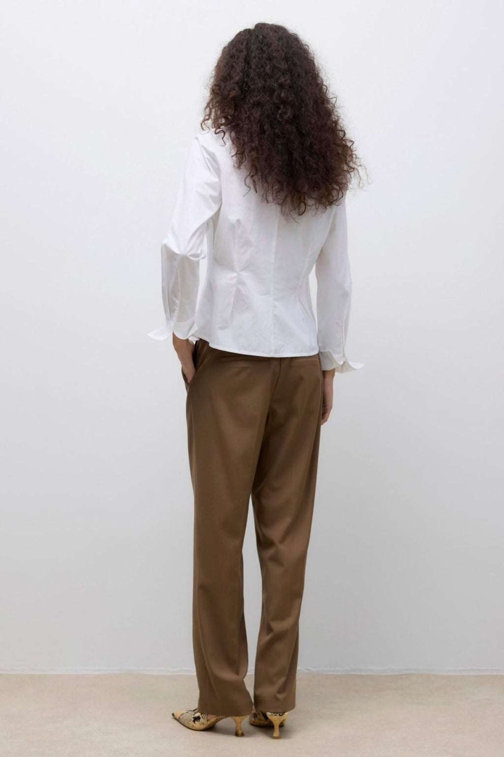 Tričko s krkom na V -krk - jasne biela