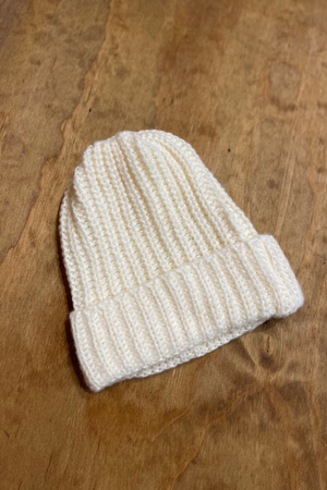 Beanie iomaireach - beige éadrom