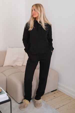 Essential tepláky - čierne