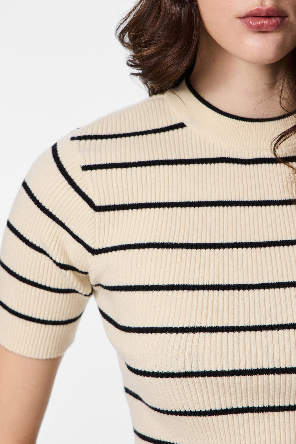 Mira pletivo s O-izrezom - crna breza