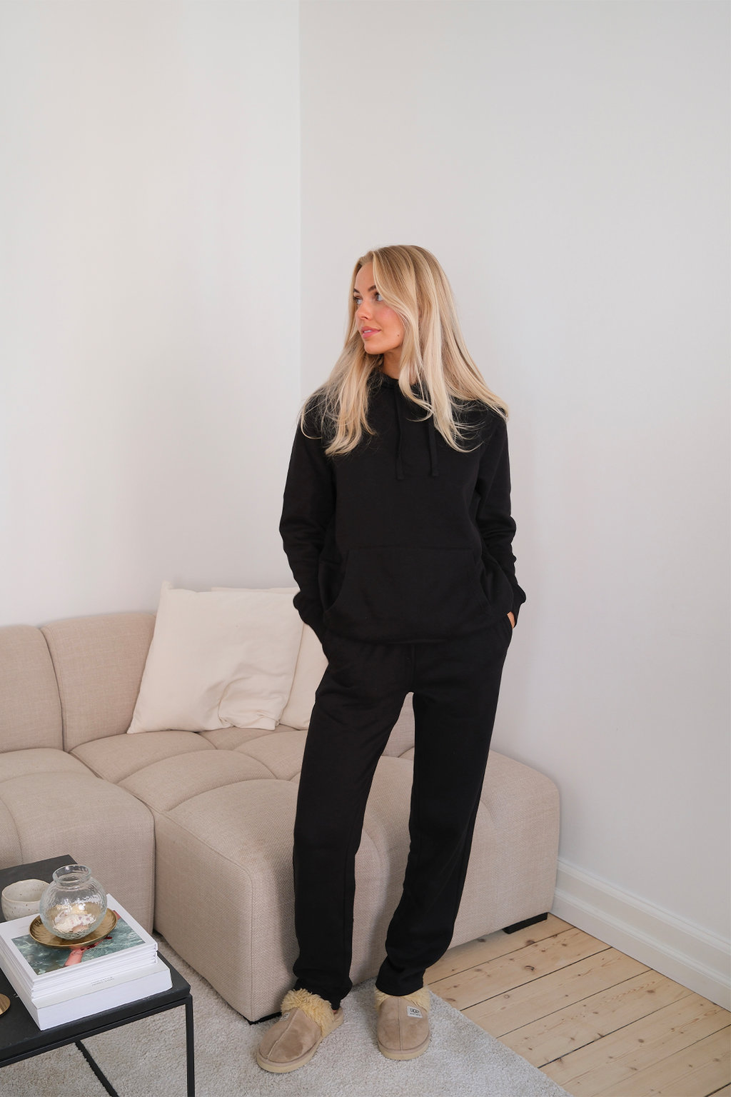 Základná dámska mikina s kapucňou – čierna