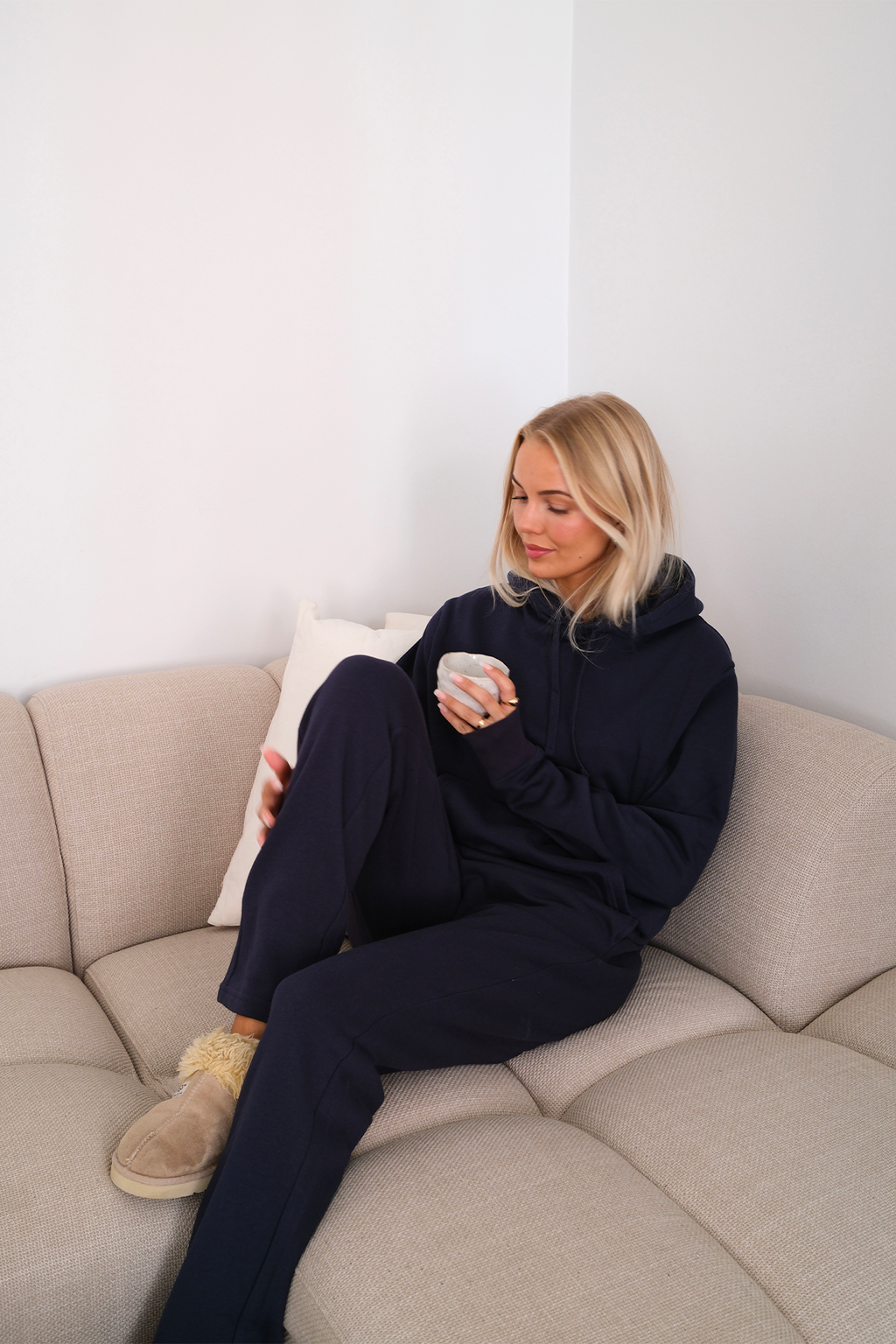 Neophodna ženska majica s kapuljačom - tamnoplava