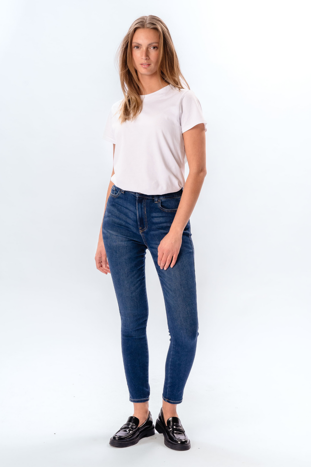 Originalne performanse mršave traperice - srednje plavi traper