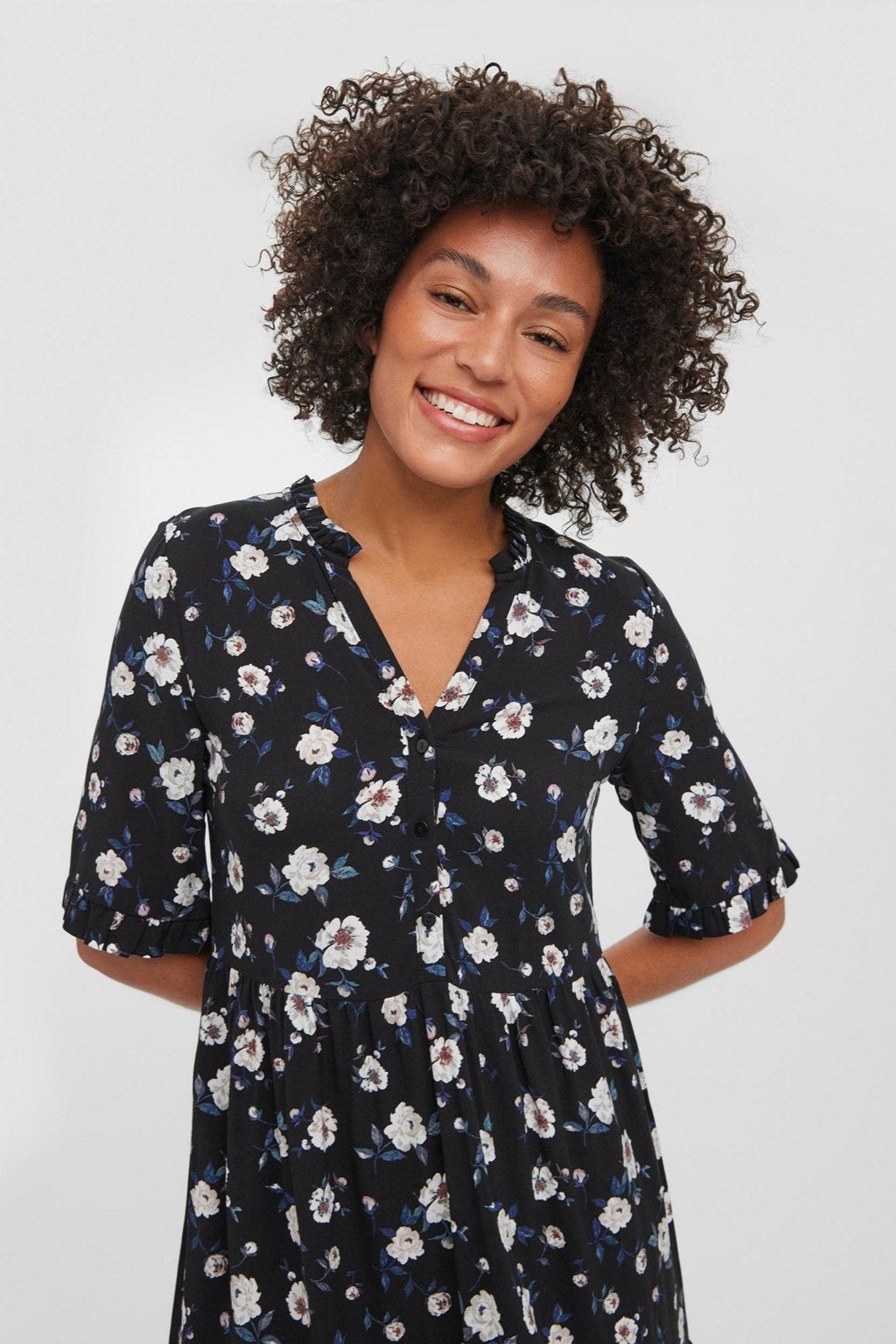 Ľahké 2/4 lýtkové šaty - čierna