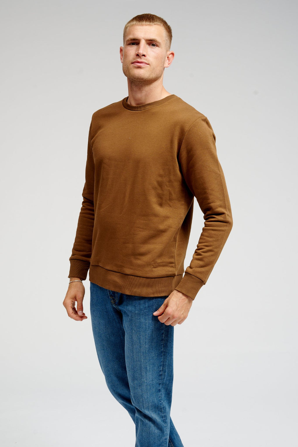 Basic Sweatsuit le Crewneck (Brown) - Déileáil Pacáiste