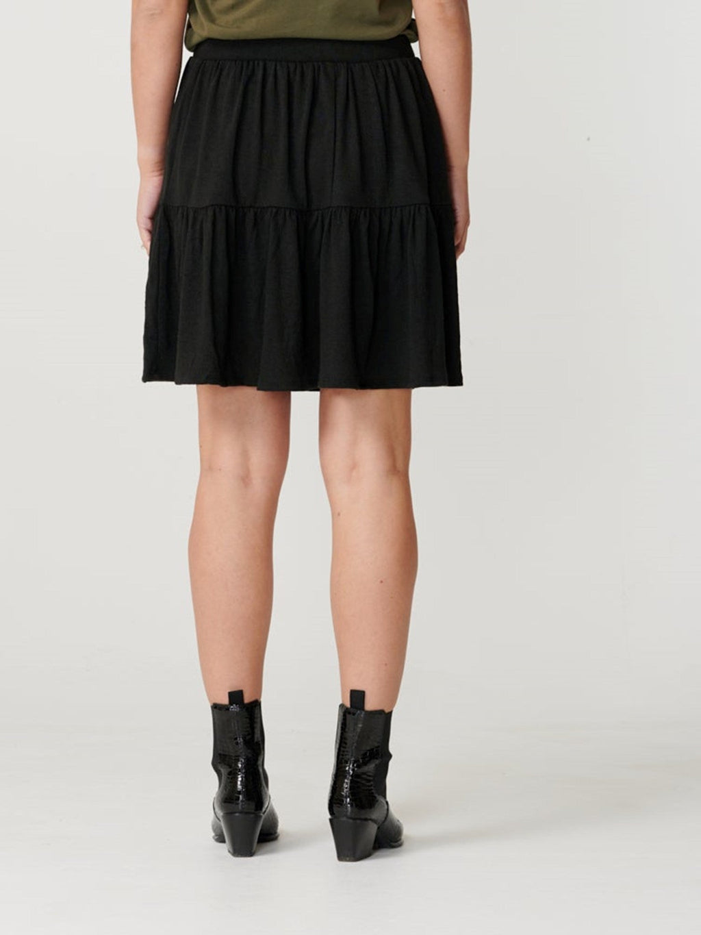Basic mäkká mini sukňa - čierna