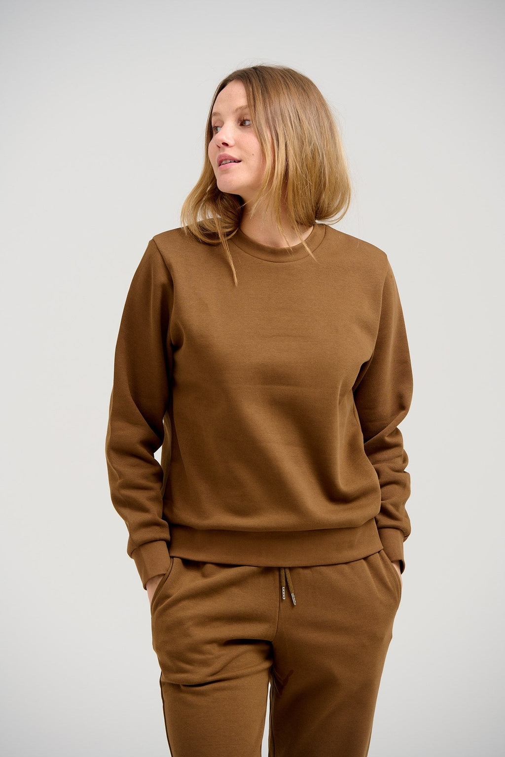 Osnovni znoj s Crewneck (Brown) - Paketni posao (žene)