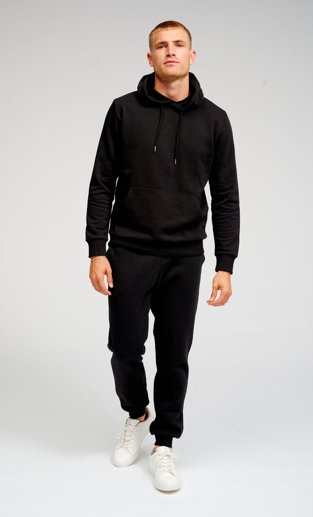 Basic Sweatsuit le hoodie (dubh) - Déileáil Pacáiste