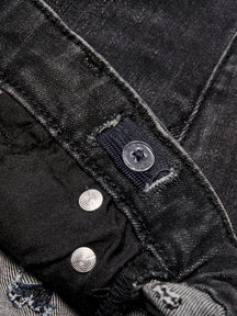 Červenanie džínsov v strede pásu - čierna