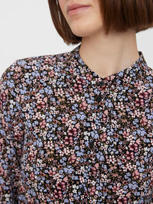 Ľahké dlhé košeľové šaty - čierna s modrými kvetmi