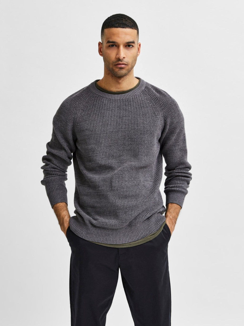 Irven pleteni džemper - tamno siva