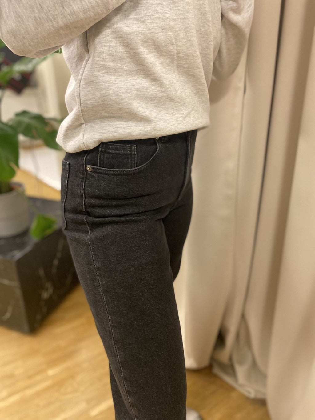 Jeans juicy (cos leathan) - denim dubh