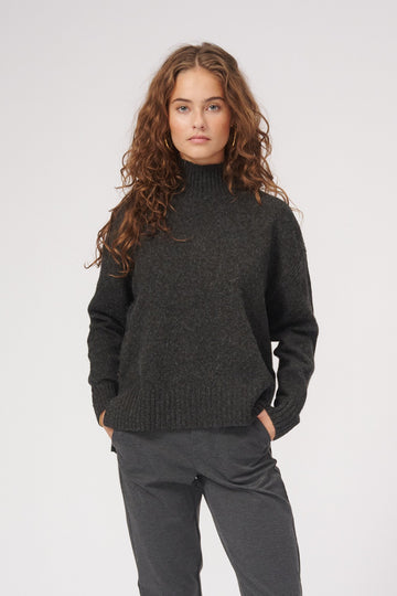 Nadmerné pletené polo -neck