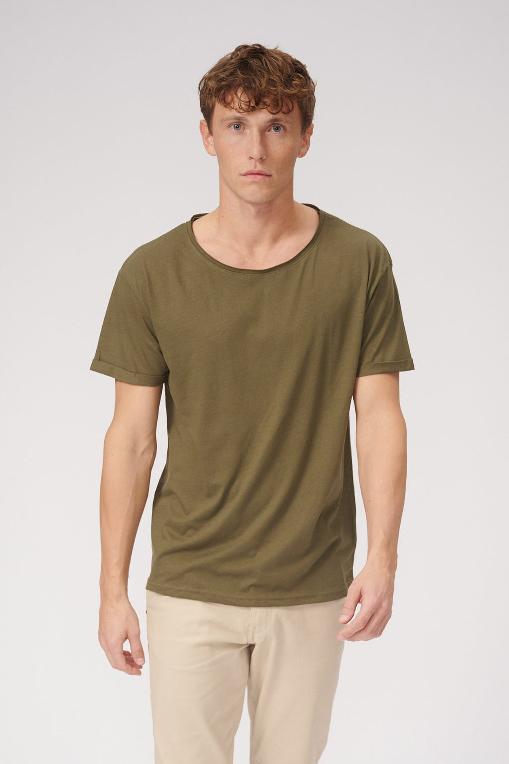 Tričko s surovou krkom - olivová zelená