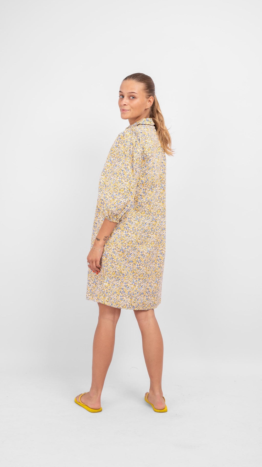 SOFIE衬衫连衣裙 - 蓝色和黄色花卉