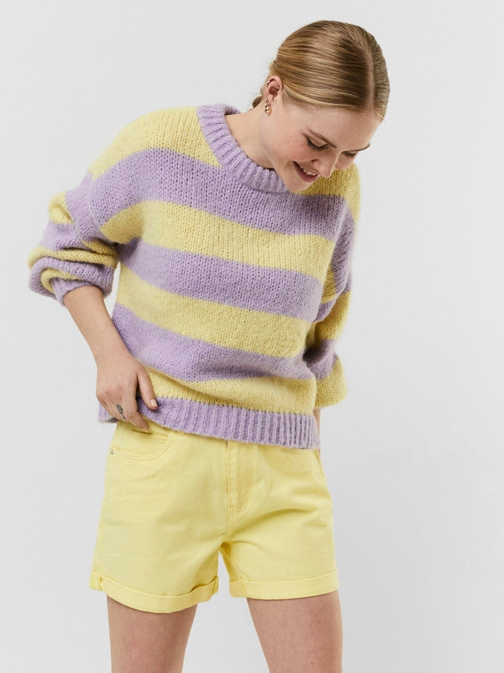 条纹O领针织毛衣 - 紫色 /黄色